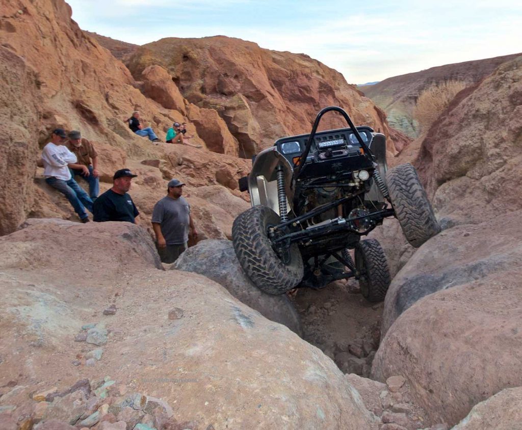 1990 Jeep JY flexing on the rocks